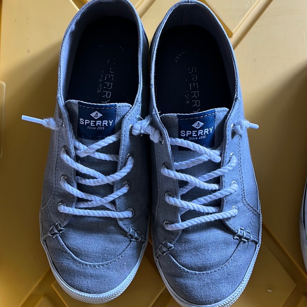 7.5 Sperry boat shoes